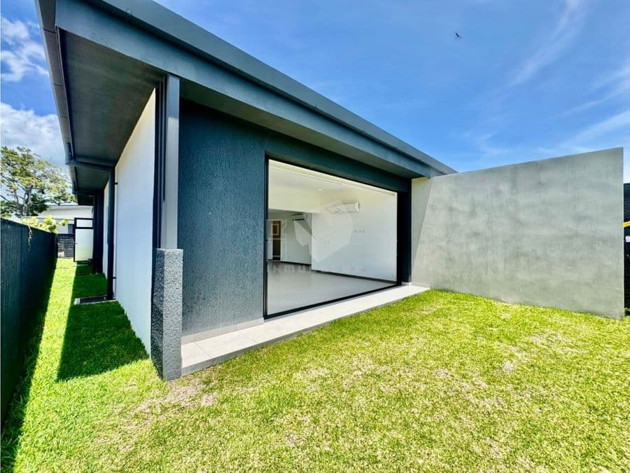 Casa de una planta en condominio en Lindora