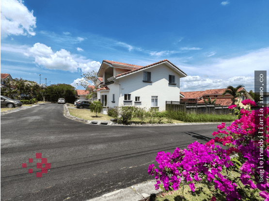 Casa en Condominio Las Pampas