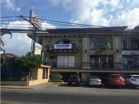 Oficina en Plaza Colonial