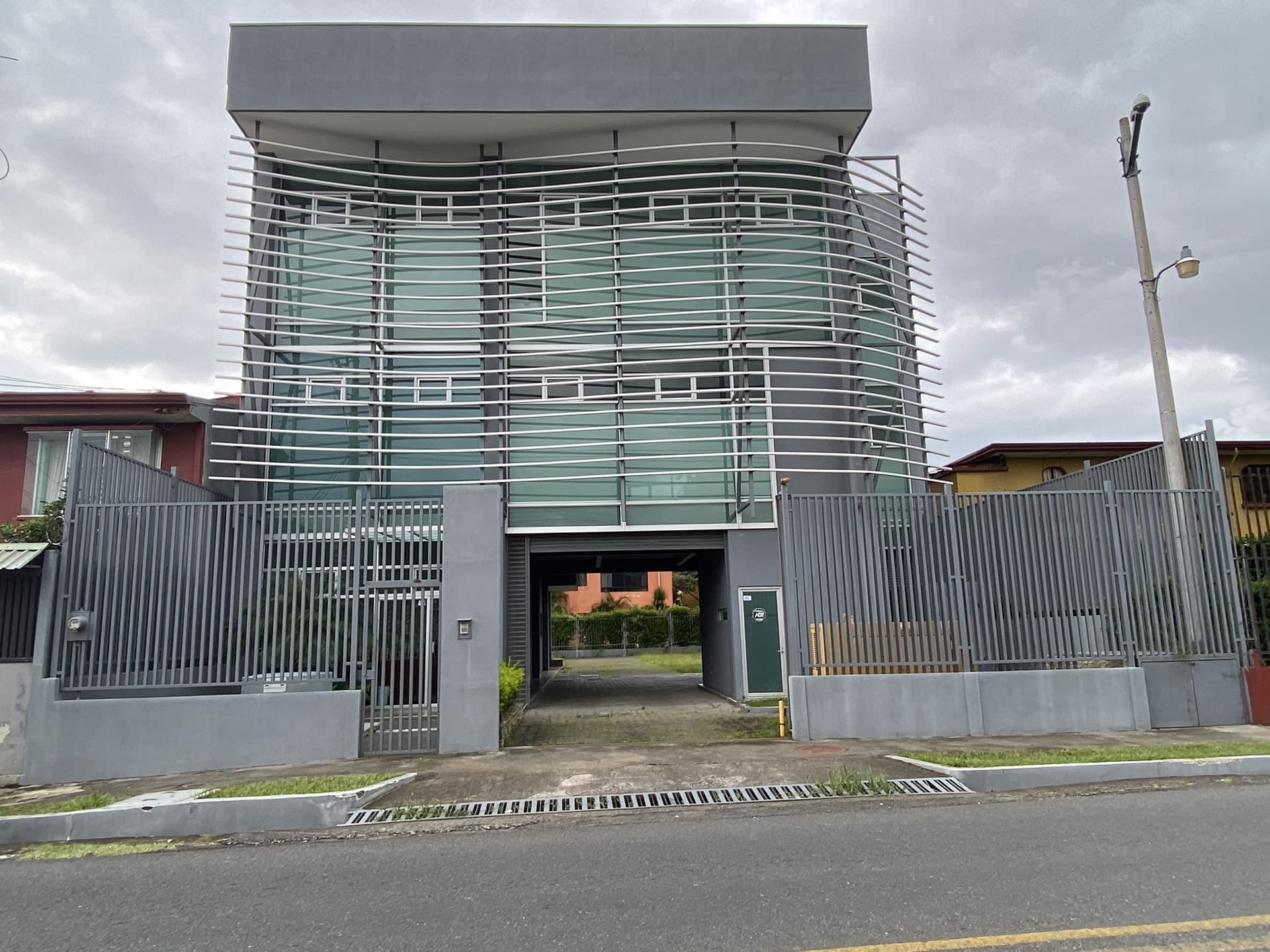 Comercial en Anselmo Llorente