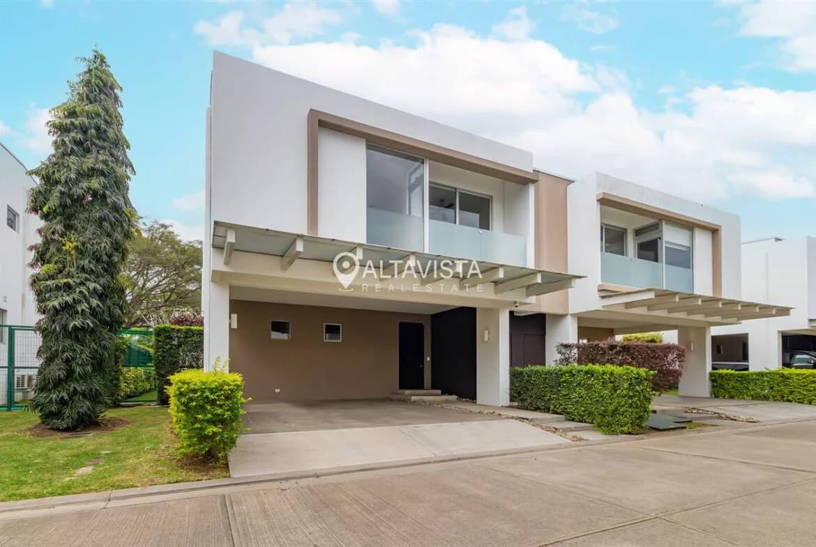 Casa en Lindora Place