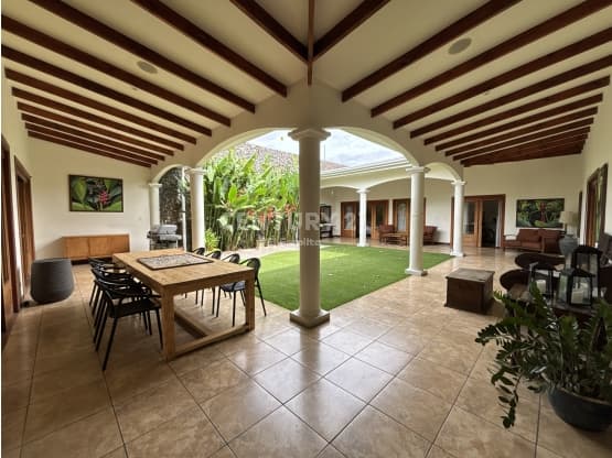 Casa en Trejos Montealegre