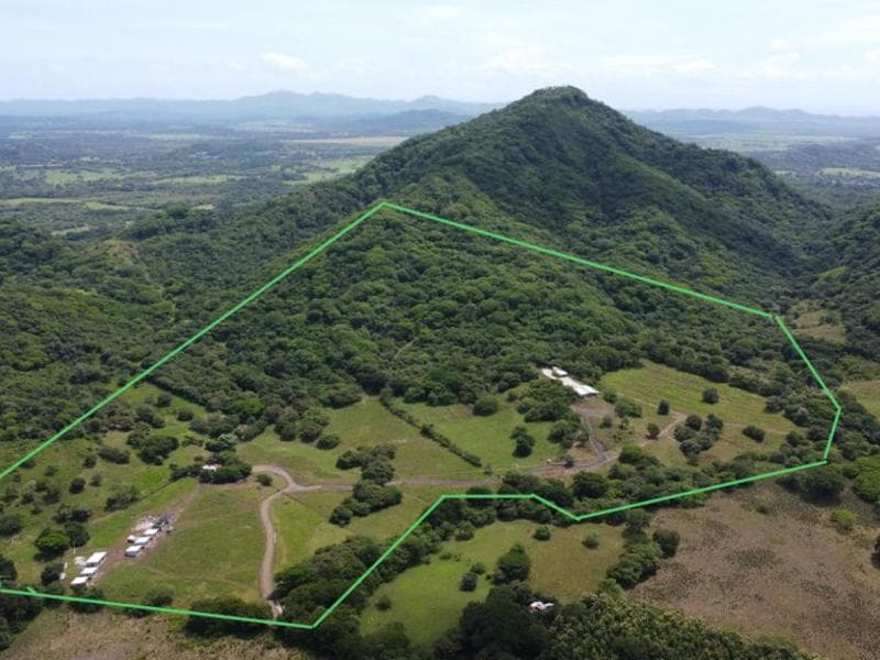 Commercial at Veintisiete de Abril