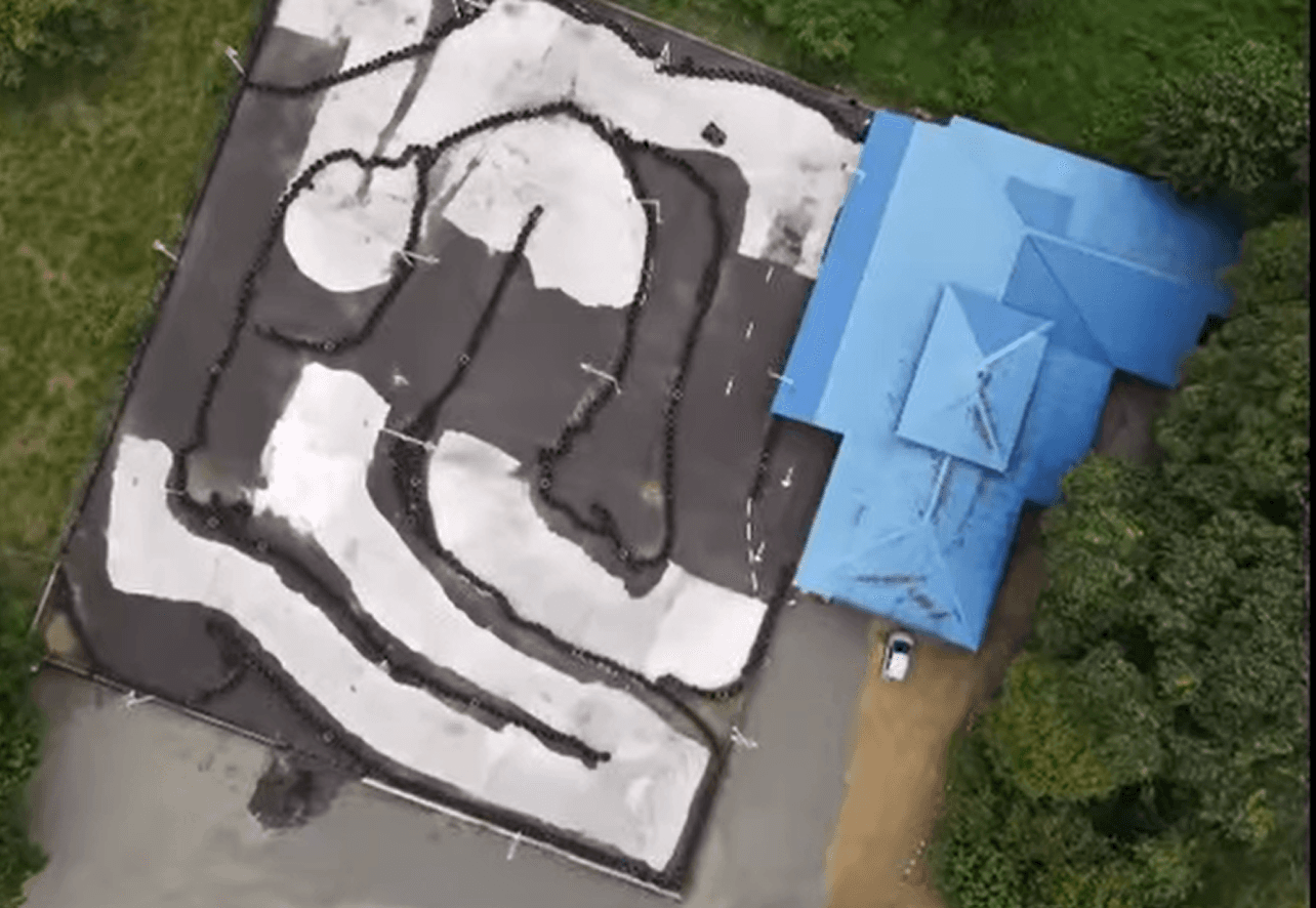 Commercial at Veintisiete de Abril